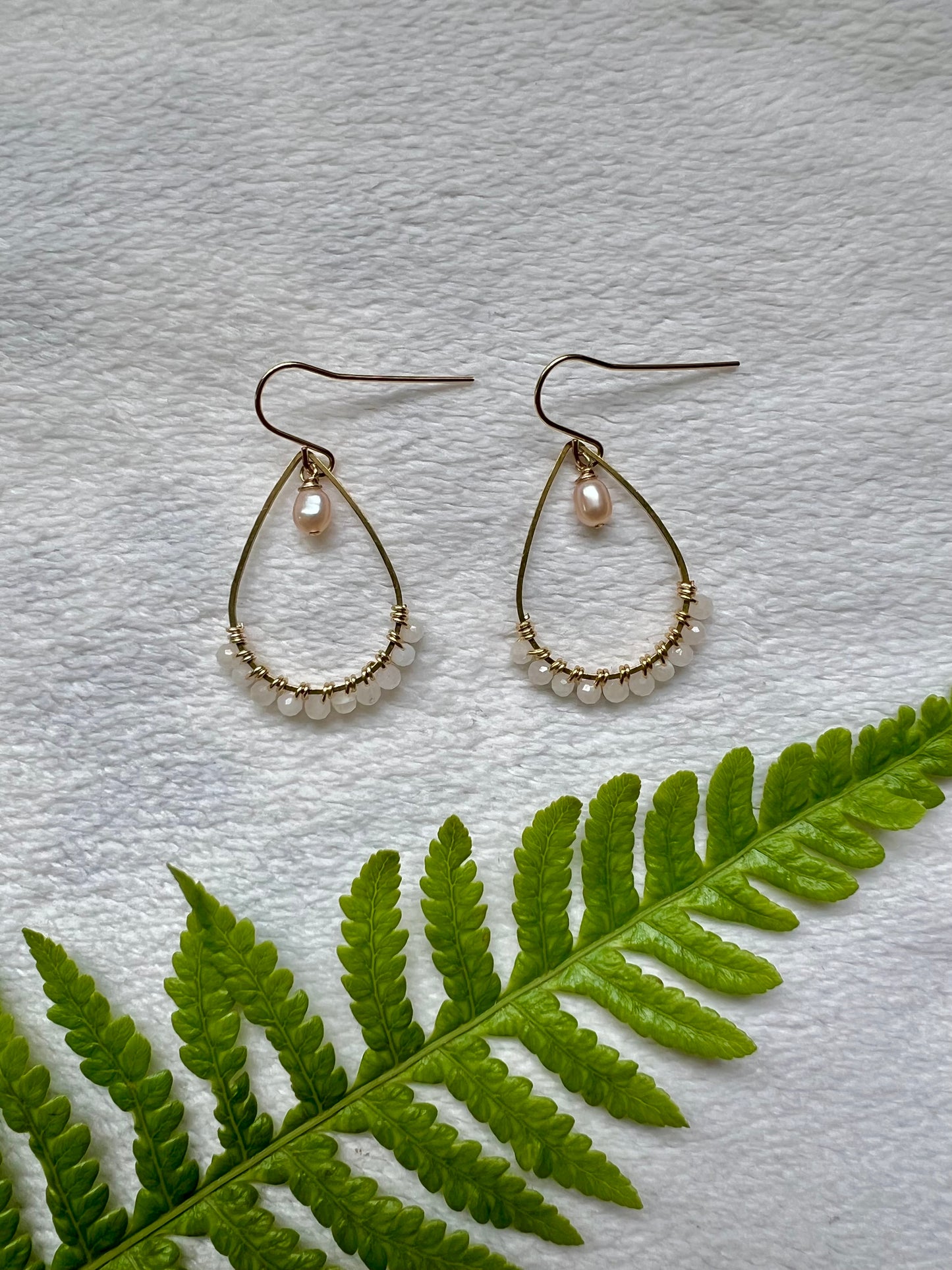 Keleawe Drops in Rainbow Moonstone & Pearl